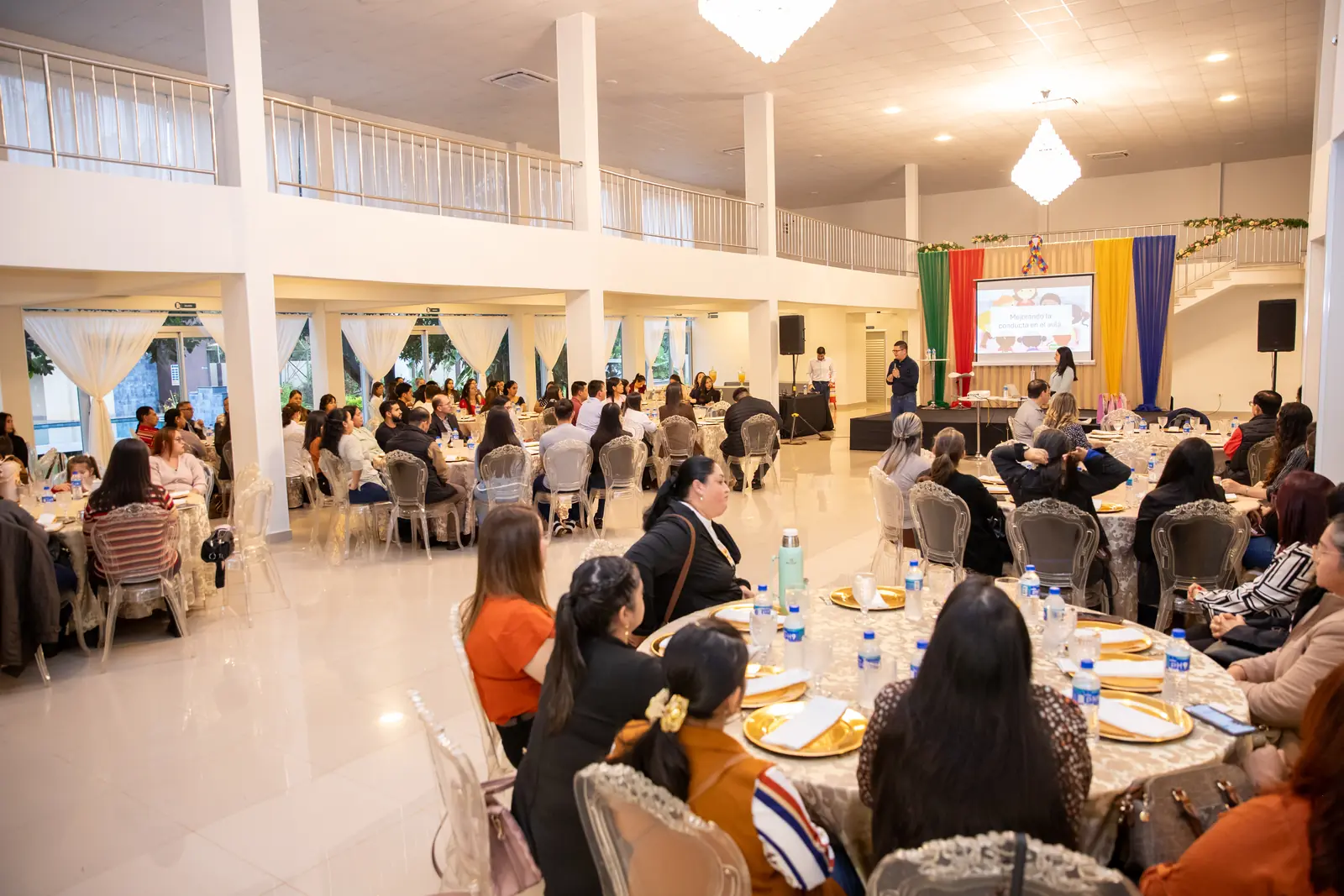 Evento corporativo con invitados