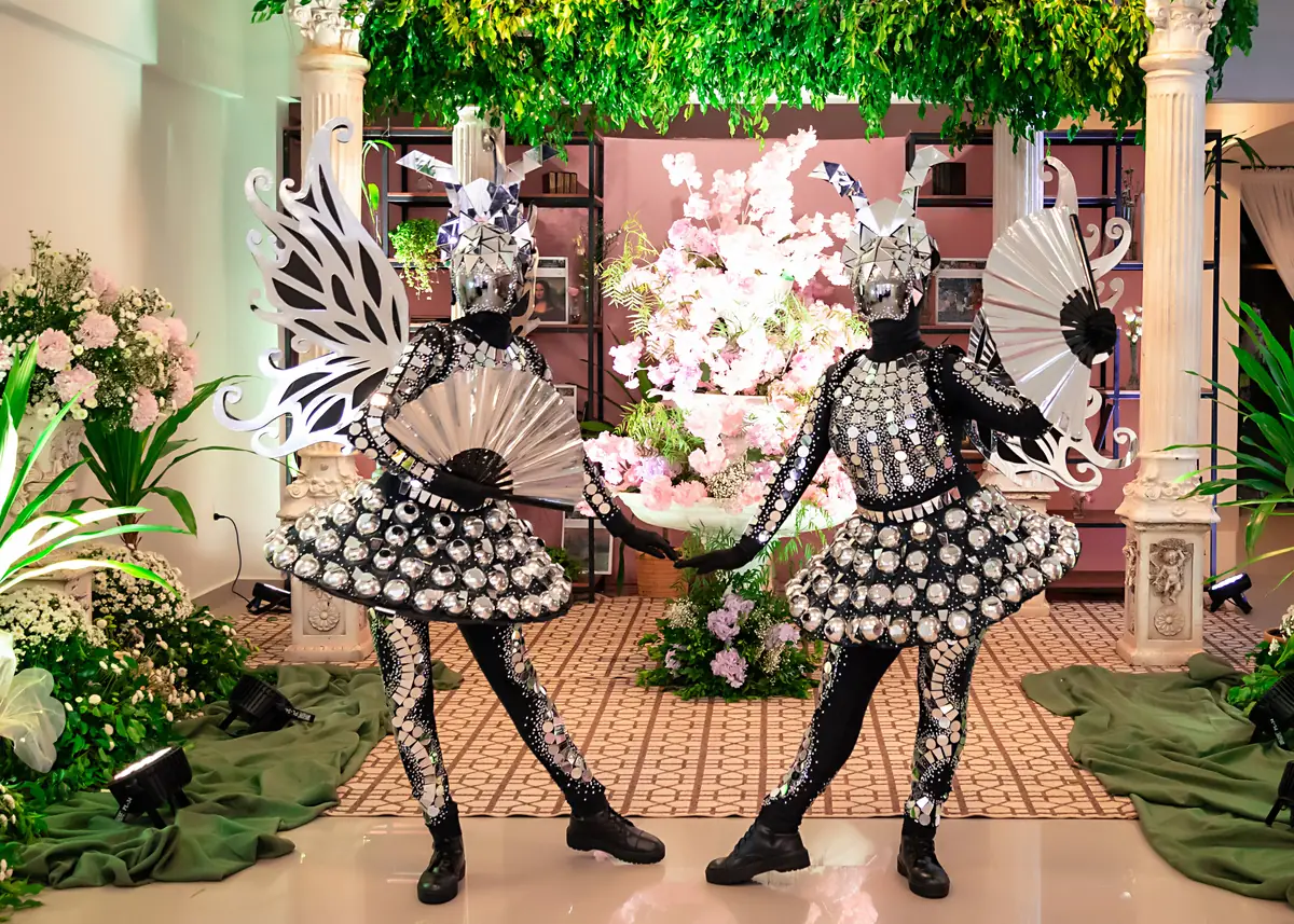 Sal&oacute;n decorado para una recepci&oacute;n elegante