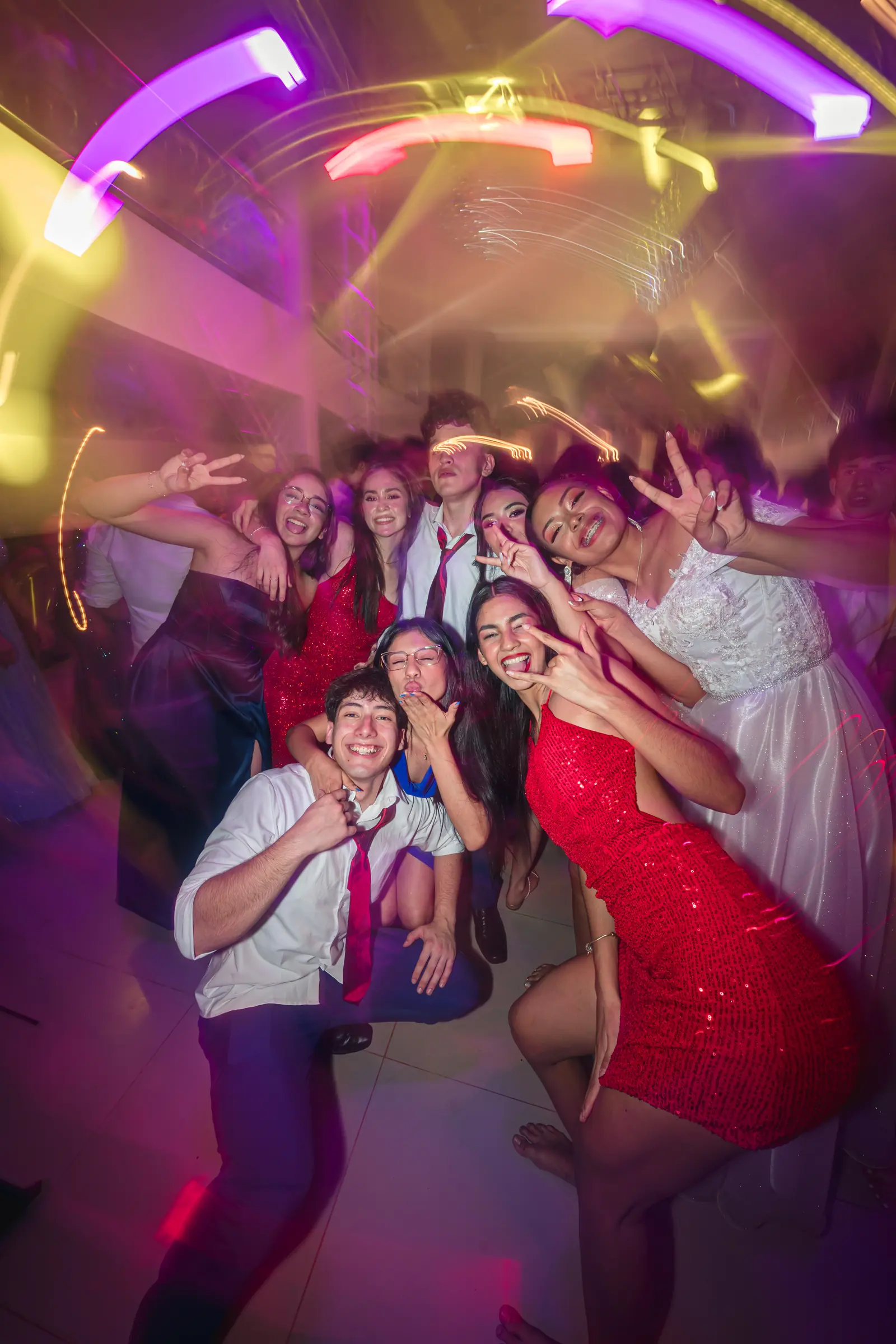 Cumplea&ntilde;os juvenil con luces y m&uacute;sica